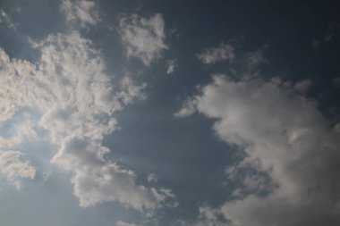 Mavi gökyüzünün sonsuz genişlik güneş ve rüzgar ufuk üzerinde süpürüldü renklerde boyanır pembe bulutlar güzel desenlerle süslüdür