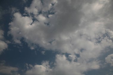 Güzel bulutlar güneşin yakın ve gökyüzü rüzgar akımları yaz gökyüzü arka planı sinek ve tüm sonsuzluk boya zayıf ışınları tek ışık ince bir yansıma ile aydınlatılan