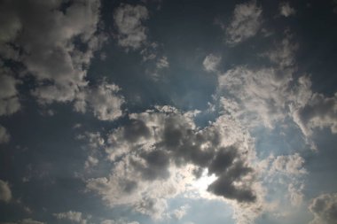 Gökyüzünün güzel fotoğraflar ne zaman bulutlar sıcak güneş tarafından aydınlatılmış ve yüksek hızda tarama bile serin rüzgarlar onların ısı hoş değil Ağustos ayında görülebilir