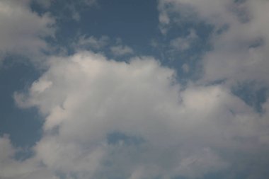 Işık hava akımları kaldırın bulutlar ve gökyüzü güneş ışığı arka planı onların ışınları tüm alanı aydınlatmak ve sıcak hava hafif bir rüzgar sallıyor