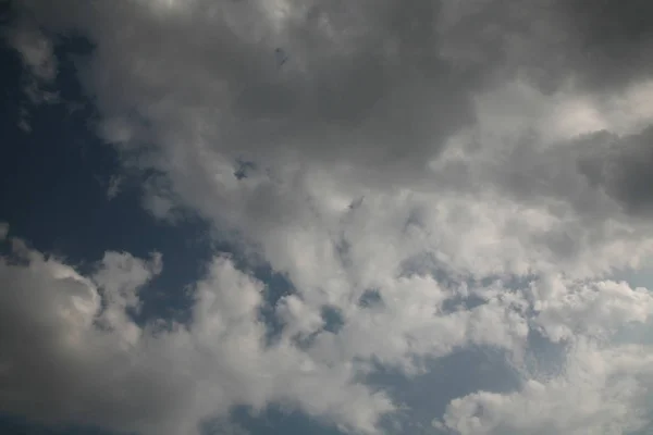 太陽で閉じて 空は弱い光線のみ光風フライ夏の背景の空し ペイントに全体の無限の薄い反射に照らされた美しい雲 — ストック写真