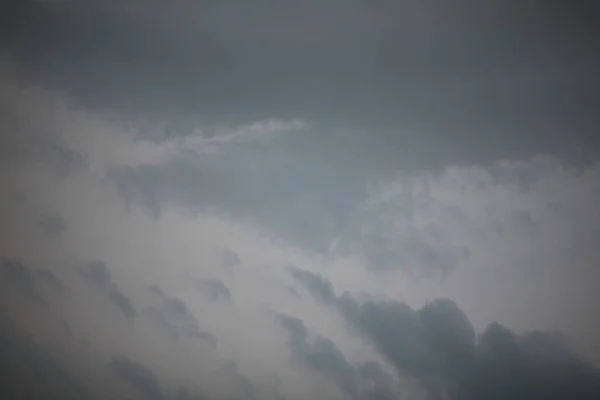 Langit Suram Dari Awan Berwarna Warni Hanya Menyisakan Garis Garis — Stok Foto