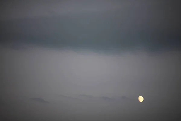 Noite Está Chegando Mas Nuvens Ainda Estão Iluminadas Céu Pelo — Fotografia de Stock