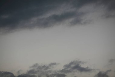 Gökyüzü hat hava soğutmalı çünkü zaten sıcak akşam gökyüzü arka plan üzerinde bir korkunç siyah renk güneş tedavi boyanmış bulut koyu renkler ve l ışınlarının kefen