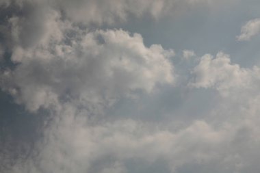 Şeffaf bulutlar, hava üzerinde görünmez olduğu gibi gökyüzü duvak hava sahasına saran yapıldı.