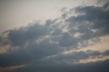 Büyük köpek balığı jaws kapatın ve yakında yutmak parlak gün gökyüzü ve bulutlar karanlık ile ele alınacaktır