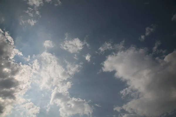 非常に美しい天使と私たちの思考のみにこのような高い雲で空が飛ぶことができるが はそれらを表示されません — ストック写真