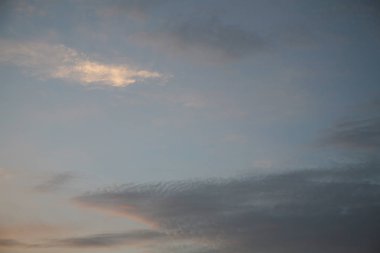 Göksel görüntünün arka plan. Kabarık bulutlar gökyüzünde güzel rakamlar inşa etmişlerdir. Bulutlu gökyüzü görüntü güneş ışınları aydınlatmak