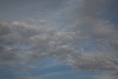 En iyi film olarak mavi güzel gökyüzü bulutlar. En soyut gökyüzü arka plan görüntüsü mavidir. Bulutlar farklı türleri