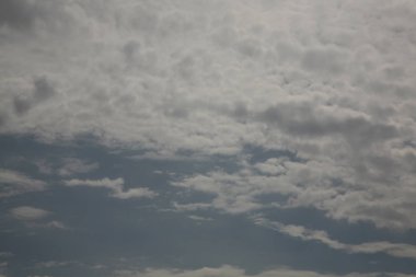 Parlak güzel gökyüzü ve bulutlar resim. Bulutlar gökyüzünde en iyi doğal arka plan görüntülerdir. Bulutlu gökyüzü soyut hava alanı