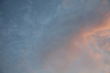 En iyi film olarak gökyüzü bulutlar. Gökyüzünün en soyut arka plan görüntüsü. Güzel gün batımı. Bulutlar güneş ışınlarına aydınlatmak.