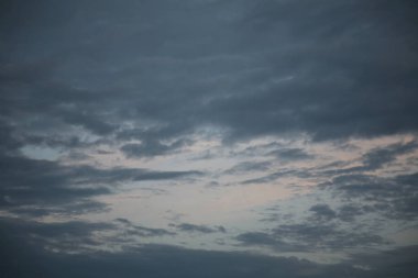 Güzel gökyüzü arka plan ve en iyi bulutlar. Işık gökyüzü mavi gökyüzünde boyanır. Bulutlar gökyüzü hava sahası içinde görüntüleri