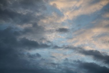 Gökyüzü arka plan güzel görüntü. Arka plan bulutlar farklı tipleri ile dekore edilmiştir. Günbatımı gece gökyüzünde. Bulutlar güneş ışınlarına aydınlatmak.