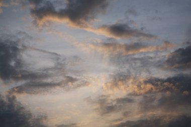 En iyi film olarak gökyüzü bulutlar. Gökyüzünün en soyut arka plan görüntüsü. Güzel gün batımı. Bulutlar güneş ışınlarına aydınlatmak.