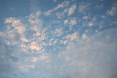 Güneş ışınları ile bulutlar gökyüzü aydınlatmak. Resimde olduğu gibi doğal renkli gökyüzü arka plan görüyoruz. Bu görüntü güzel bir gökyüzü ve beyaz bulutlar tüm insanlar mutlu