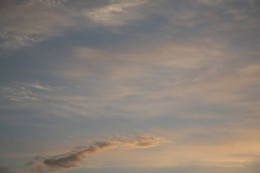 Gökyüzü arka plan güzel görüntü. Arka plan bulutlar farklı tipleri ile dekore edilmiştir. Günbatımı gece gökyüzünde. Bulutlar güneş ışınlarına aydınlatmak.