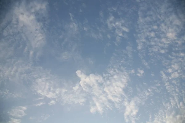 美しい青空に浮かぶ このような背景は 天国の自然光で照明されています 美しい雲と空が明るい光に照らされました — ストック写真