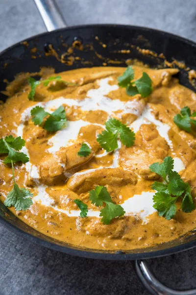 Orange Indisk Kyckling Curry Med Grädde Och Färska Coriadner Blad — Stockfoto