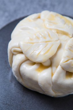 Camembert için ham puf böreği dekorasyon gri bir arka plan ile kapatın. Sağlıklı camambert yemek pişirme ve pişirme önce. Pişmemiş puf böreği dekorasyona sahip camembert.