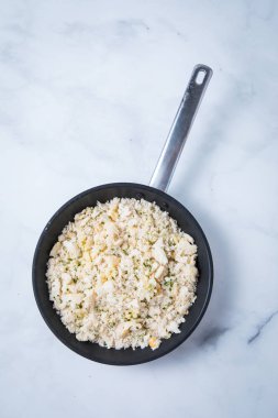 Bir tavada çiğ ekmek kırıntıları üstten görünüm ve beyaz mermer zemin ile vurdu. Ham pangritata İtalyan ekmek kırıntıları Merkezi yuvarlak bir tavada. 