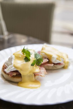 Yumurta benedict yakın kalın hollandaise sos ile beyaz bir tabak tabak tabak tabak tabak tabak tabak tabak tabak tabak tabak tabak tabak tabak tabak tabak tabak tabak tabak tabak tabak tabak tabak tabak tabak tabak tabak tabak tabak tabak tabak tabak tabak tabak tabak tabak tabak tabak tabak İngiliz çay salonu kahvaltı. 
