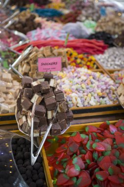 Pazarda çeşitli tatlılar. Pazarda tatlı ve şekerrenkli ekran.