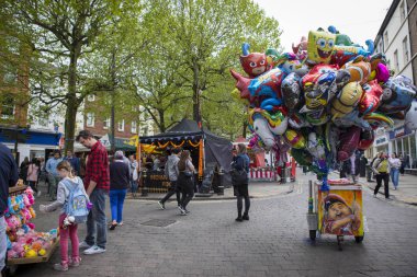 York İngiltere'de insanlarla ve ballon'larla York maket. İngiltere'de gıda tezgahları ve pazar.