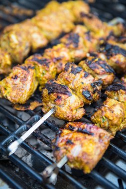 Kuzu tikka barbekü kapatın. Izgara da barbekü kuzu eti şişler. Kömürleşme. 