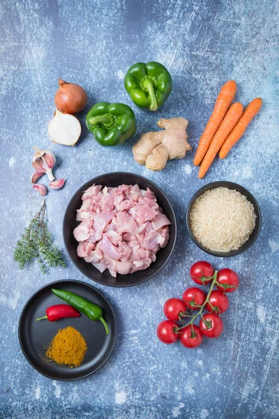 Vista Superior Pollo Crudo Arroz Tazones Oscuros Con Verduras Raíz —  Fotos de Stock