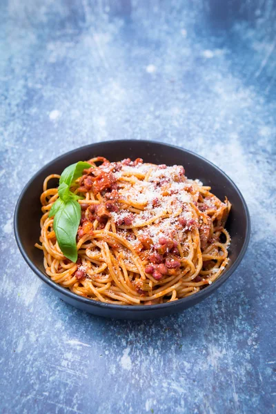 Nahaufnahme Veganer Spaghetti Bolognaise Und Veganer Bolognese Einer Dunkelschwarzen Schüssel — Stockfoto