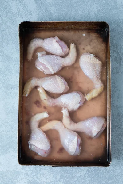 Brined Chicken Drumsticks Brining Solution Tray Grey Background Top View — Stock Photo, Image