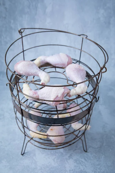 バーベキューの準備バーベキュー バスケットの生鶏のモモ肉 灰色の背景 — ストック写真