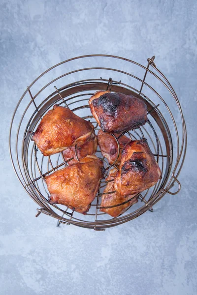 ゴールデンバーベキューは スモーカートレイで鶏の太ももを燻製しました 灰色の背景 — ストック写真