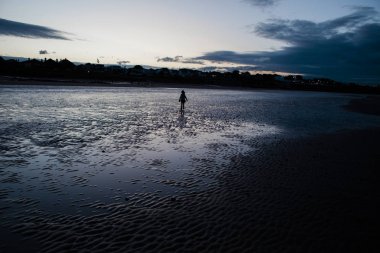 genç kız Sahilde yürüyüş