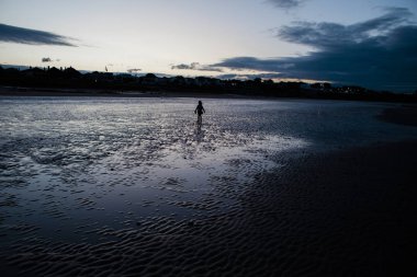 genç kız Sahilde yürüyüş
