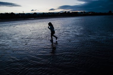 genç kız Sahilde yürüyüş