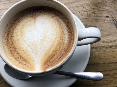 Kalp şeklinde tasarımı ile kahve fincanı