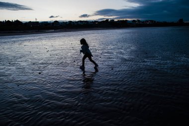 genç kız Sahilde yürüyüş