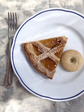 Kayısı ile geleneksel İtalyan pasta
