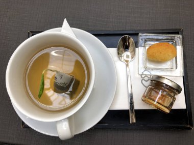 Çay bal ve bisküvi ile