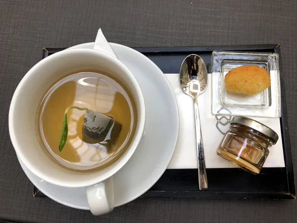 Çay bal ve bisküvi ile