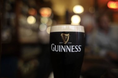 Dublin, İrlanda - 28 Temmuz 2018: İrlandalı kuru şişman Guinness üstünde belgili tanımlık sayaç, Kehoes, Dublin, İrlanda geleneksel bir barda bir bardak