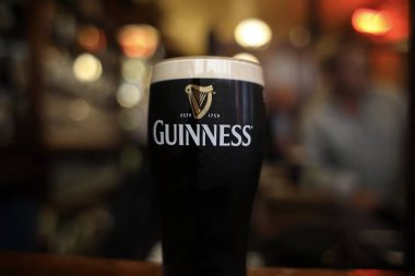 Dublin, İrlanda - 28 Temmuz 2018: İrlandalı kuru şişman Guinness üstünde belgili tanımlık sayaç, Kehoes, Dublin, İrlanda geleneksel bir barda bir bardak