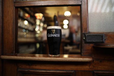 Dublin, İrlanda - 28 Temmuz 2018: İrlandalı kuru şişman Guinness üstünde belgili tanımlık sayaç, Kehoes, Dublin, İrlanda geleneksel bir barda bir bardak