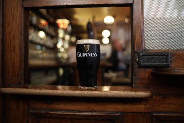 Dublin, İrlanda - 28 Temmuz 2018: İrlandalı kuru şişman Guinness üstünde belgili tanımlık sayaç, Kehoes, Dublin, İrlanda geleneksel bir barda bir bardak