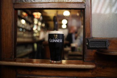 Dublin, İrlanda - 28 Temmuz 2018: İrlandalı kuru şişman Guinness üstünde belgili tanımlık sayaç, Kehoes, Dublin, İrlanda geleneksel bir barda bir bardak