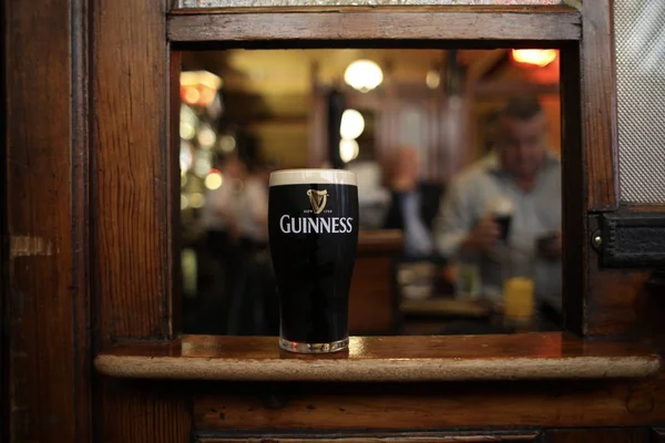 Dublin Irland Juli 2018 Pint Irländska Torr Stout Guinness Räknaren — Stockfoto