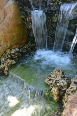 Yaz aylarında parkta şelale