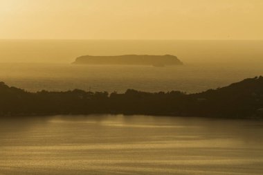 'Lagoa da Conceicao' lagün ada ve Atlantik Okyanusu içinde belgili tanımlık geçmiş gündoğumu panoramik manzaraya. 500mm telefoto lens. Altın ışık. Florianopolis, Santa Catarina / Brezilya
