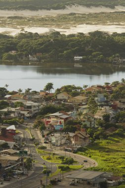 Panoramik 'Lagoa da Conceicao'. Lagün ve dunes içinde belgili tanımlık geçmiş.